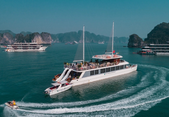 Ngồi du thuyền Catamaran Cát Bà khám phá vịnh Lan Hạ